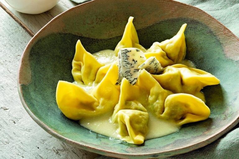 I calsù con burro fuso, salvia e formaggio